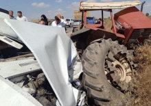 Otomobil park halindeki trakt&ouml;re &ccedil;arptı: 3 &ouml;l&uuml;, 1 yaralı