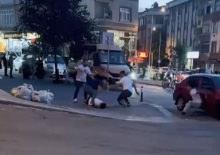 Yere d&uuml;şen gencin başına defalarca tekme attılar