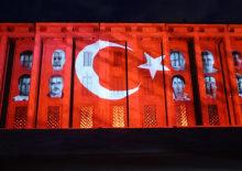 TBMM binasına 15 Temmuz şehitlerinin fotoğrafı yansıtıldı