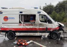 Ambulans bariyerlere &ccedil;arparak devrildi!