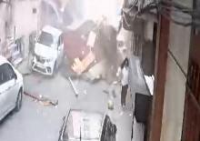 Esenler'de sokakta oynayan &ccedil;ocuklar, u&ccedil;an &ccedil;atının altında kalmaktan son anda kurtuldu