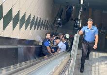 Gayrettepe Metro istasyonunda panik anları: Raylara d&uuml;şt&uuml;!