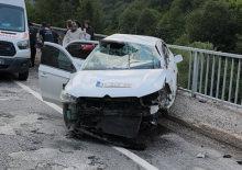 Otomobil k&ouml;pr&uuml; &uuml;zerindeki bariyerlere &ccedil;arptı: Yaralılar var