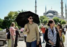 İstanbul'da bunaltan sıcak: Turistler g&ouml;lge ve şemsiyeye sığındı