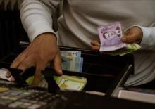 Suriye'de Esed&rsquo;li paralar tarihe karıştı! Eski banknotları yaktılar