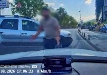 Ey&uuml;psultan'da trafikte tartıştığı s&uuml;r&uuml;c&uuml;n&uuml;n &ouml;n&uuml;n&uuml; kesti: 'Kafanı keserim'