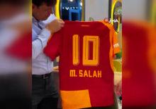 Forması &ccedil;ıkarılan gence Trabzon cephesinden &ouml;zel Salah forması jesti!