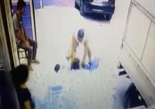 İstanbul'da tepki &ccedil;eken g&ouml;r&uuml;nt&uuml;! Sokaktaki 3 &ccedil;ocuğa vicdansız hareket kamerada