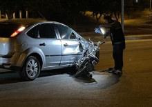 Motosiklet otomobile ok gibi saplandı: 1 &ouml;l&uuml;, 1 yaralı