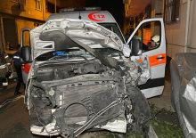 Hasta taşıyan ambulans ile otomobil &ccedil;arpıştı: 3 yaralı