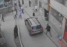 Kavgada otomobilini kalabalığın &uuml;zerine s&uuml;rd&uuml;: 1&rsquo;i ağır 4 yaralı