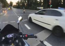 Sarıyer'de otomobilin kadına &ccedil;arptığı feci anlar kask kamerasında