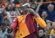 Victor Osimhen Milan Baros'u solladı!
