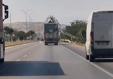Afyonkarahisar'da a&ccedil;ık kalan damper y&ouml;n levhasını b&ouml;yle yıktı