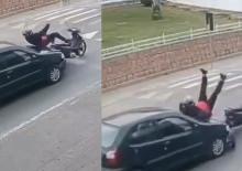 Brezilya'da yayaya yol veren motosikletliye otomobil &ccedil;arptı