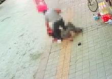 K&uuml;tahya&rsquo;da eski eşinin sokakta bı&ccedil;akladığı kadın ağır yaralandı; olay anı kamerada