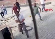 Şanlıurfa&rsquo;da husumetli aileler sokağı savaş alanına &ccedil;evirdi: 6 yaralı