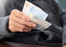 Emekliler i&ccedil;in promosyon yarışı kızıştı: En y&uuml;ksek &ouml;demeyi hangi banka veriyor?