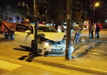 İneg&ouml;l'de iki otomobil &ccedil;arpıştı: Yaralılar var