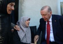  Cumhurbaşkanı Erdoğan Rize'de komşularını ziyaret etti