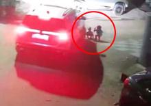 2 yaşındaki kızı ezdi, bakıp ka&ccedil;tı! Kan donduran anlar kamerada