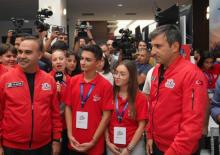 Bakan Kacır ile Sel&ccedil;uk Bayraktar, TEKNOFEST yarışma alanında &ouml;ğrencilerle buluştu