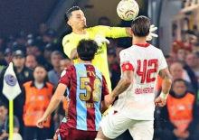 Galatasaraylı yıldız &ouml;z&uuml;r diledi: Utan&ccedil; verici bir skor