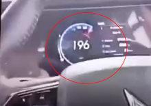 Hindistan'da canlı yayın &ouml;l&uuml;mle bitti! 196 km hızla kamyona &ccedil;arptı