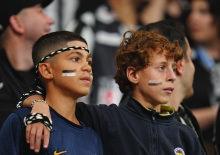 Sosyal medyada g&uuml;ndem oldu! Beşiktaş trib&uuml;n&uuml;nde Fenerbah&ccedil;eli &ccedil;ocuk