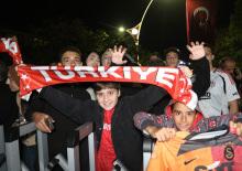 A Milli Futbol Takımı'nı y&uuml;zlerce taraftar karşıladı