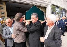 Beşiktaş'ın acı g&uuml;n&uuml;! Eski y&ouml;netici toprağa verildi