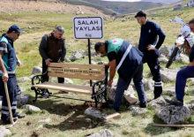 Salah&rsquo;ın oturduğu taşın yanındaki tabela ve bank ortadan kayboldu