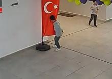 Minik y&uuml;rekte kocaman vatan sevgisi: Oyunu bırakıp T&uuml;rk bayrağını b&ouml;yle &ouml;pt&uuml;