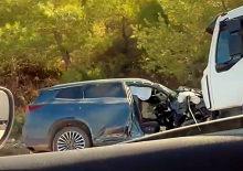Antalya'da kamyon ile cip &ccedil;arpıştı: 1 turist &ouml;ld&uuml;, 3 yaralı