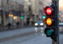 Avrupa &uuml;lkesinde yeni d&ouml;nem! Trafikte sarı ışık kuralı değişti