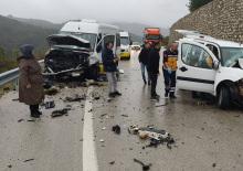 Bursa'da yolcu minib&uuml;s&uuml; ile otomobil &ccedil;arpıştı: 1 kişi &ouml;ld&uuml;, 10 kişi yaralandı