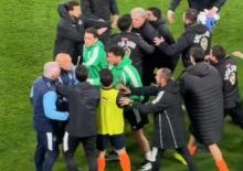 S&uuml;per Lig'de iki teknik adam birbirine girdi! Kırmızı kart &ccedil;ıktı