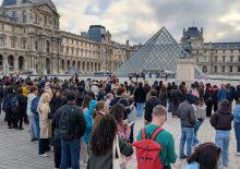 D&uuml;nyaca &uuml;nl&uuml; m&uuml;ze ziyarete kapatıldı: Louvre'a &ouml;ğrenci eylemi engeli!
