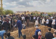 Mardin'de y&uuml;rek yakan veda: 2 anne ve 4 &ccedil;ocuk yan yana toprağa verildi