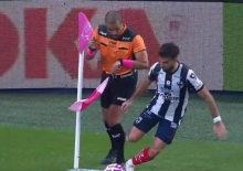 S&uuml;per Lig'in eski yıldızı korner kullanırken hakeme &ccedil;arpıp d&uuml;şt&uuml;! Dalga konusu oldu