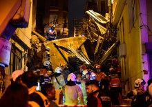 Beyoğlu'nda 4 katlı metruk bina &ccedil;&ouml;kt&uuml;