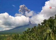 Filipinler'deki Mayon Yanardağı k&uuml;l p&uuml;sk&uuml;rtt&uuml;