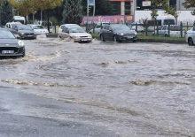 Malatya'da sağanak nedeniyle yollar g&ouml;le d&ouml;nd&uuml;
