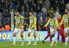 &Uuml;nl&uuml; yorumcudan Fenerbah&ccedil;eli futbolculara ateş p&uuml;sk&uuml;rd&uuml;! 'Yarışa havlu attı'